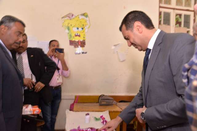 محافظ أسيوط يدلي بصوته