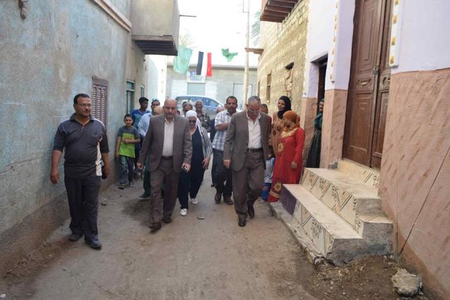 محافظ المنيا يسلم 3 منازل للأولى بالرعاية