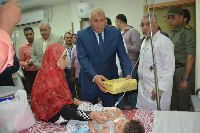 محافظ الوادي الجديد يتفقد مستشفي الخارجة