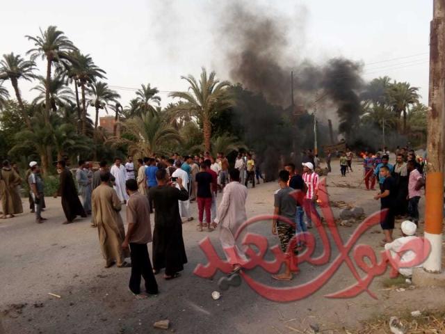 أهالى عزبة البوصة يقطعون الطريق