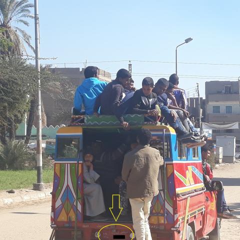سيارة نقل تعمل كأجرة بمركز نقادة بقنا