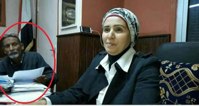 رئيس المواقف يوقع البوسته بجوار رئيس المدينة