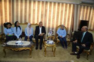 طلاب مدارس النيل يهنئون محافظ...