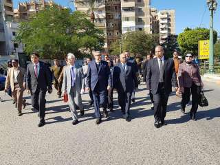 السفير الياباني يتجول بشارع كورنيش...
