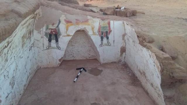 الكشف عن مقبرتين اثريتين بمنطقة آثار بئر الشغالة.