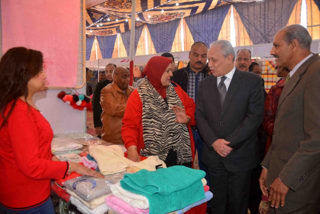 محافظ الأقصر يفتتح معرض بيع المنتجات الحرفية