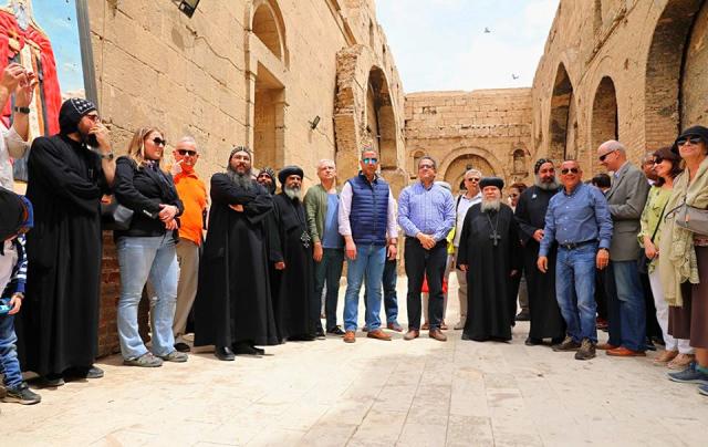 محافظ سوهاج ووزير الآثار يتفقدان الديرين الأحمر