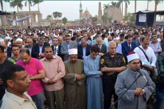 بحضور محافظ الأقصر.. الآلاف يؤدون...