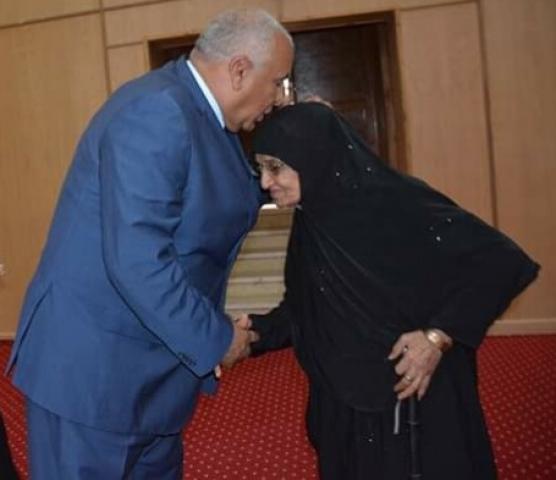 محافظ الوادى الجديد يكرم نعيـمة مرزوق
