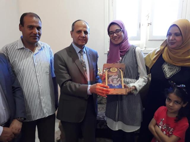 وكيل تعليم الفيوم يكرم هبة سليمان .. الثاني على الجمهورية في الثانوية العامة
