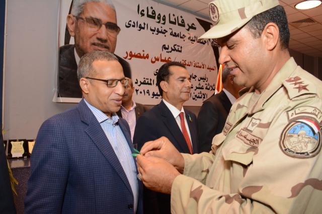 رئيس جامعة الأقصر يتقلد نوط الوفاء