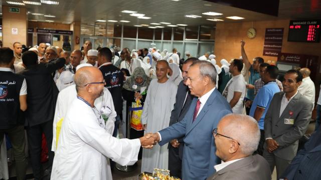 بالصور .. محافظ قنا يستقبل حجاج بيت الله الحرام