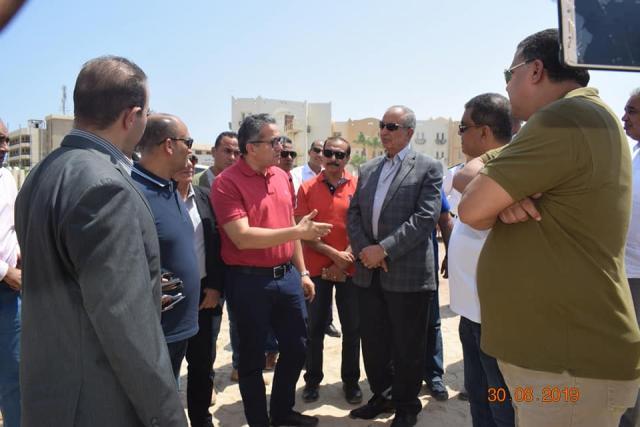 عبد الله وعناني يتفقدان متحف الآثار