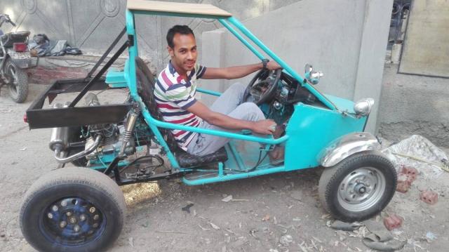 أحمد مع سيارته