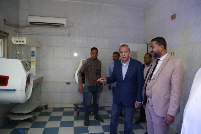 جولة محافظ قنا