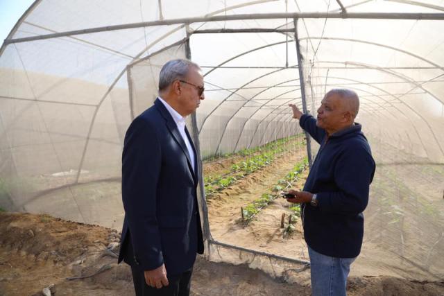 بالصور..محافظ قنا يتفقد مشروعات الأمن الغذائى