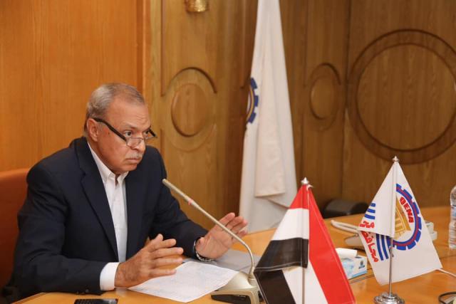 محافظ قنا أثناء الاجتماع