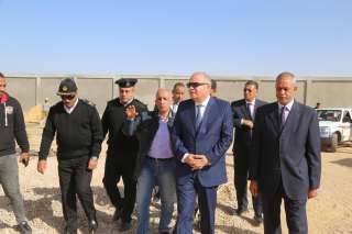 محافظ قنا يتفقد مجمع خدمات...