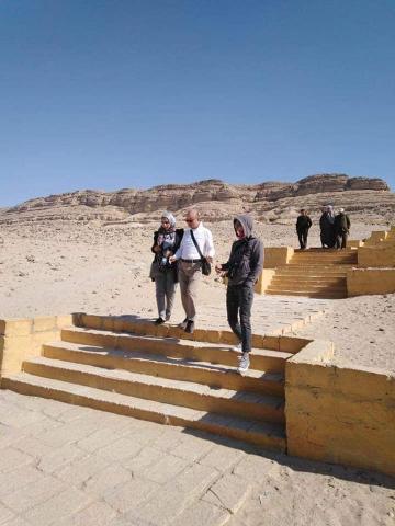 وفد سياحي كورى يزور منطقة آثار بني حسن