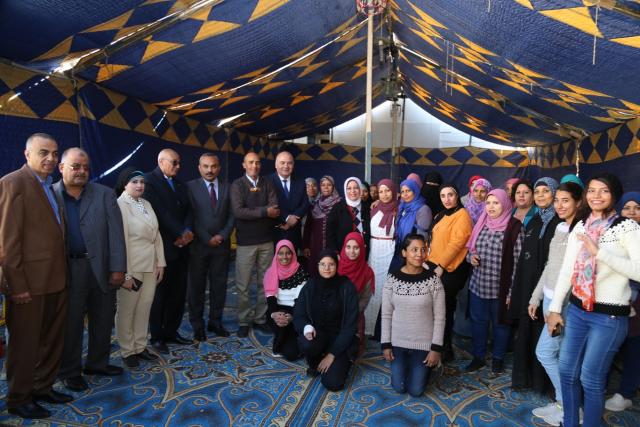 محافظ قنا يفتتح معرض للمنتجات الحرفية واليدوية