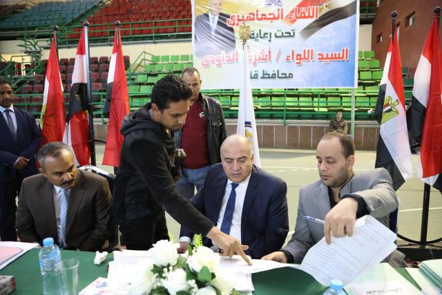 محافظ قنا أثناء اللقاء المفتوح