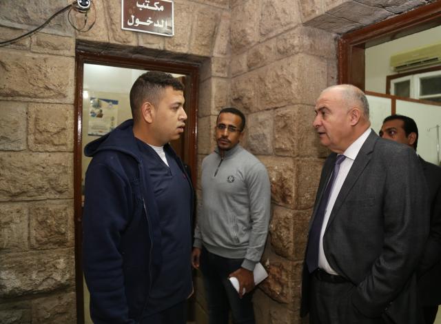 محافظ قنا  يتفقد مستشفي الحميات