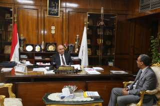 محافظ قنا يستعرض ملف المجتمعات...