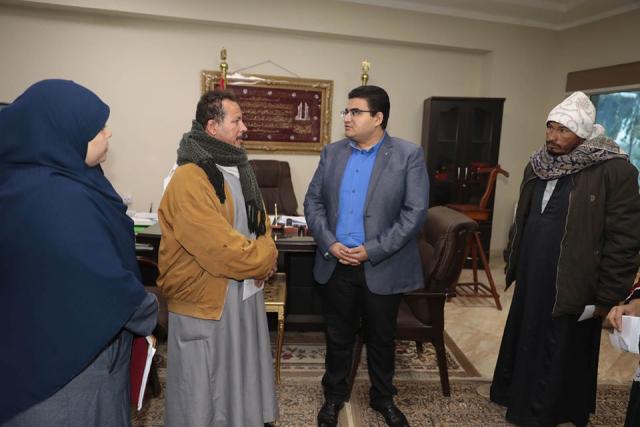نائب المحافظ يسلم مساعدات مالية 3 حالات انسانية