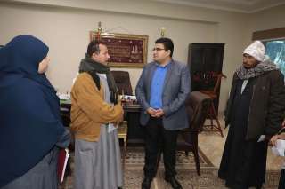 نائب محافظ بني سويف يسلم مساعدات...