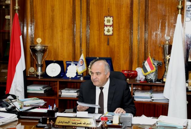 اللواء أشرف الداودى ،محافظ قنا، أثناء الاجتماع