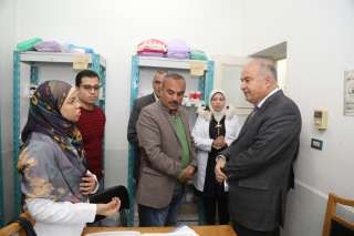 محافظ قنا يتفقد مركز الحكيم...