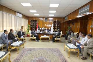 محافظ قنا يستقبل أعضاء الجهاز...