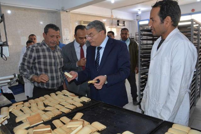 شملت مصنع التغذية المدرسية ومجمع المخابز..محافظ المنيا يتفقد عددا من المشروعات الانتاجية لبحث تطويرها