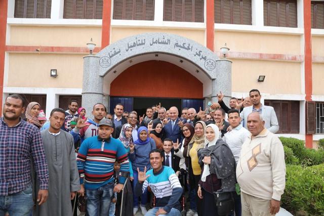 تفاصيل اجتماع محافظ قنا مع ذوي الاحتياجات الخاصة بمركز الحكيم الشامل لتأهيل المعاقين