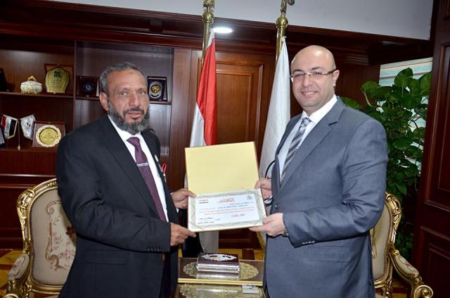 محافظ بني سويف يكرم طبيب الفقراء