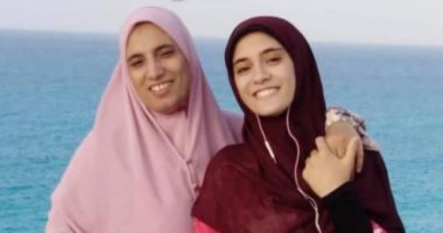 الحاجة منيرة وابنتها