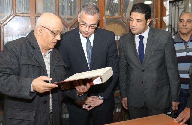 محافظ سوهاج يتفقد المكتبة
