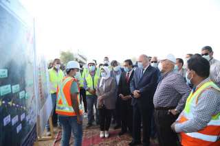 وزير النقل ومحافظ قنا يتفقدان...