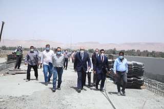 محافظ قنا يتفقد محور الشهيد...