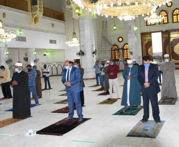 محافظ أسوان يؤدي صلاة المغرب