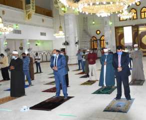 محافظ أسوان يؤدى صلاة المغرب...