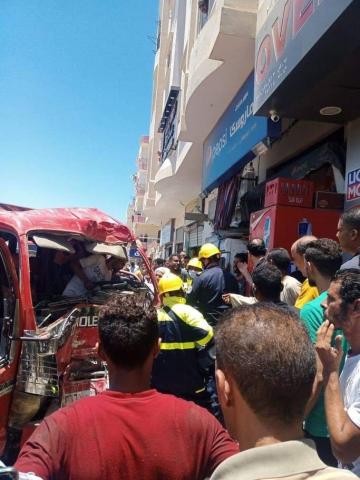 إصابة شخصين فى اصطدام سيارة نقل بمحل بشارع الحجاز بالغردقة