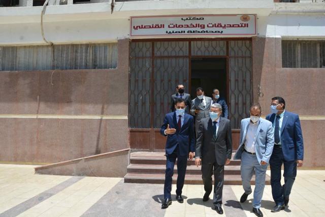 محافظ المنيا ونائب مساعد وزير الخارجية يتفقدان مكتب التصديقات والخدمات القنصلي