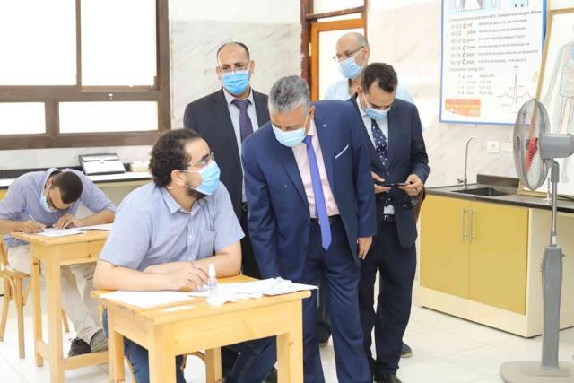 رئيس جامعة جنوب الوادى يتابع الامتحانات