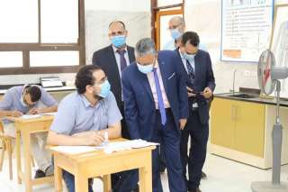 رئيس جامعة جنوب الوادى يتابع...