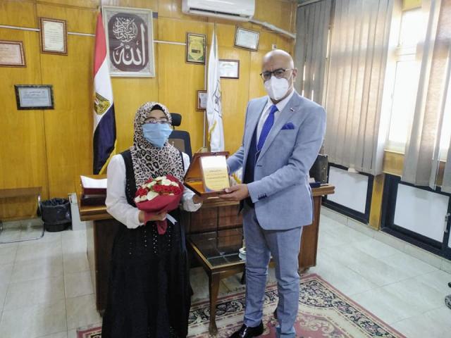 وكيل صحة بني سويف والطالبة مروة