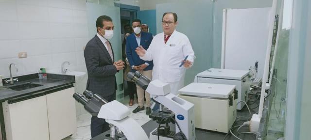 نائب محافظ قنا يتفقد مركز الأورام