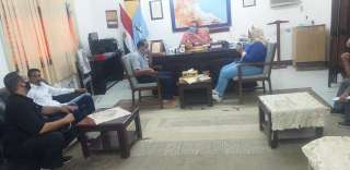 رئيس مدينة الشلاتين يناقش مع...