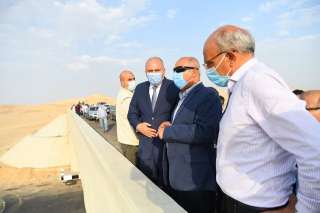 وزير النقل ومحافظ قنا يتابعان...