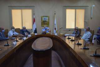 محافظ الوادي الجديد يلتقي الفريق...